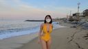 【露出】爆乳彼女が黄色ビキニを着て海辺を歩く